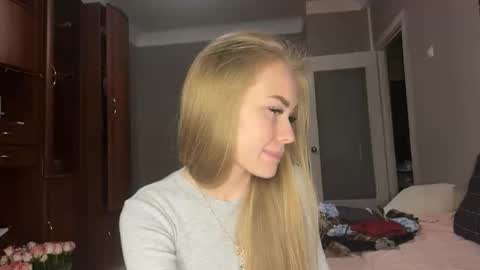 Stella online show from October 9, 4:01 pm