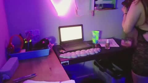 busybee83 online show from December 19, 12:00 pm