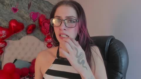 Snapshot of camillen_pettid chatting on February 13, 10:43 pm C A M I L L E N Help me get to the top online show from February 13, 10:43 pm