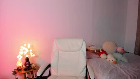 Snapshot of caramelo_xox chatting on December 19, 1:18 am online show from December 19, 1:18 am