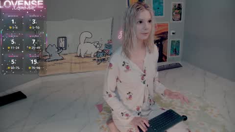 Snapshot of careful_i_bite chatting on September 15, 4:47 am NONA follow online show from September 15, 4:47 am