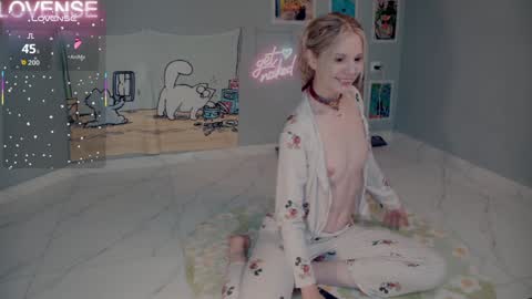 Snapshot of careful_i_bite chatting on September 17, 5:11 am NONA follow online show from September 17, 5:11 am