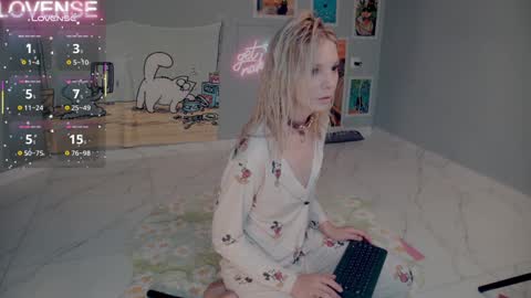Snapshot of careful_i_bite chatting on September 19, 5:00 am NONA follow online show from September 19, 5:00 am