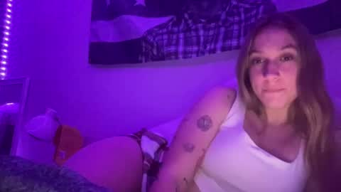 Snapshot of carlyy13 chatting on December 23, 4:12 am carlyy13 online show from December 23, 4:12 am