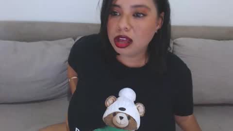 Caroling online show from April 4, 5:53 pm