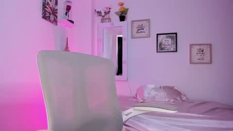 Caroline online show from February 7, 8:42 pm