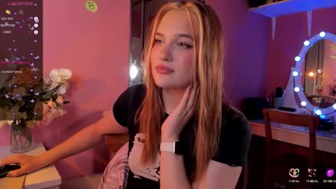 Snapshot of caroline_kiparis chatting on October 9, 11:32 pm Caro online show from October 9, 11:32 pm