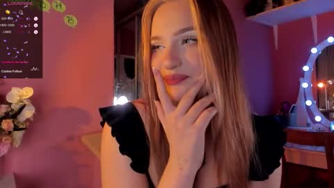 Snapshot of caroline_kiparis chatting on October 6, 9:32 pm Caro online show from October 6, 9:32 pm