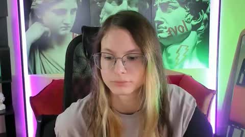 Snapshot of carrie_roses chatting on September 10, 4:24 am carrie_roses online show from September 10, 4:24 am