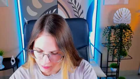 Snapshot of carrie_roses chatting on October 6, 4:19 am carrie_roses online show from October 6, 4:19 am