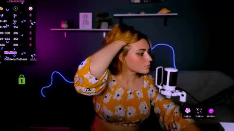 Snapshot of casey_meow_ chatting on October 14, 1:03 pm casey_meow_ online show from October 14, 1:03 pm