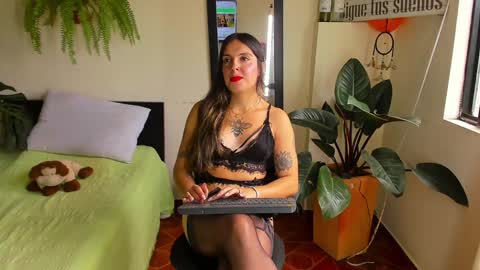 Snapshot of catalinalince chatting on December 3, 3:28 pm Cataina Lince online show from December 3, 3:28 pm