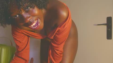 Snapshot of cathynoir chatting on October 8, 12:40 am catrine online show from October 8, 12:40 am