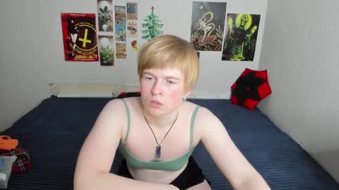 cattie_w_ online show from April 2, 1:13 am