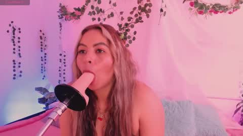 Hello guys my name is Sofi and Lizzie and  Vanessa online show from November 6, 3:26 pm