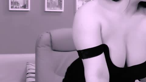 Snapshot of chantallovely chatting on March 1, 7:04 pm The Queen online show from March 1, 7:04 pm