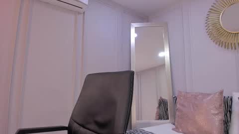 charlottebrownn_ online show from February 4, 1:31 am