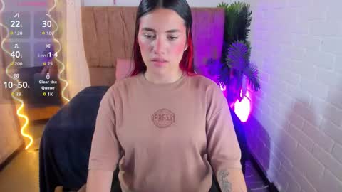 Snapshot of chiara_tay chatting on October 3, 7:44 pm Chiara online show from October 3, 7:44 pm