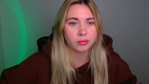 Chloe online show from November 19, 9:19 am