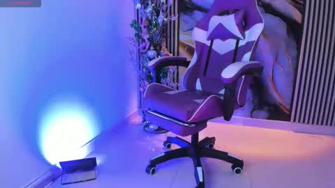 chloe_jacksonn online show from December 22, 10:05 pm