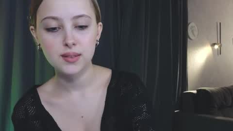 Snapshot of chloe_novel chatting on October 3, 1:59 am Chloe online show from October 3, 1:59 am