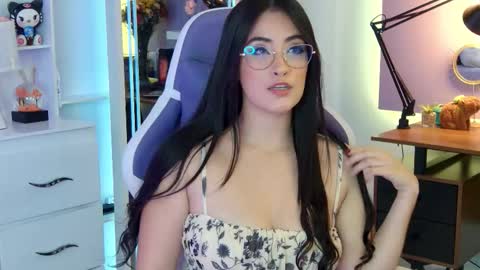 Snapshot of chloe_rem chatting on September 11, 12:23 am . online show from September 11, 12:23 am