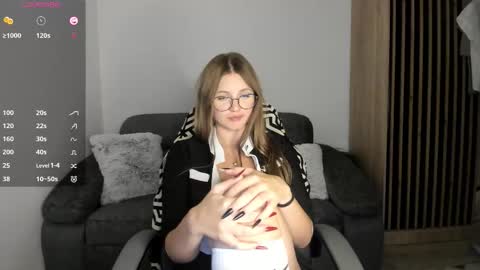 Chloe  online show from September 24, 8:15 pm