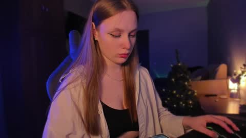 Snapshot of chloegins chatting on December 27, 7:14 pm chloegins online show from December 27, 7:14 pm