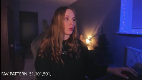 Snapshot of chloegins chatting on December 16, 2:47 am chloegins online show from December 16, 2:47 am