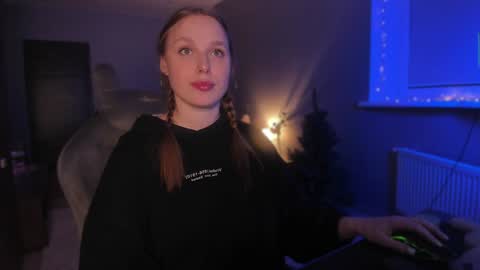 Snapshot of chloegins chatting on December 17, 12:01 am chloegins online show from December 17, 12:01 am