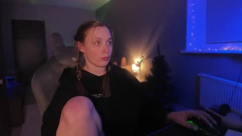Snapshot of chloegins chatting on December 18, 2:10 am chloegins online show from December 18, 2:10 am