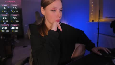 Snapshot of chloegins chatting on December 10, 2:27 am chloegins online show from December 10, 2:27 am