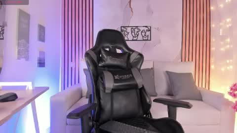 Chloe  online show from April 14, 3:15 pm