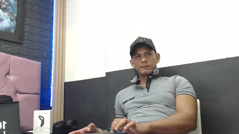 chris_dick23 online show from March 11, 3:47 am