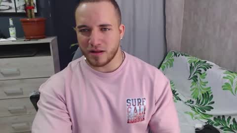 Snapshot of chris_huntter chatting on February 15, 8:11 pm chris_huntter online show from February 15, 8:11 pm