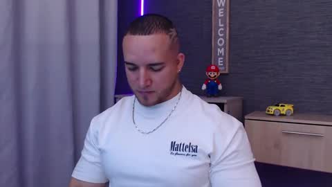 Snapshot of chris_huntter chatting on October 28, 2:01 am chris_huntter online show from October 28, 2:01 am