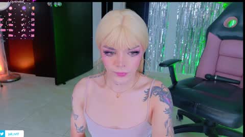 Snapshot of chris_parker01 chatting on January 31, 12:29 pm juli Instagram july rv17 - Twitter juli rv17 online show from January 31, 12:29 pm