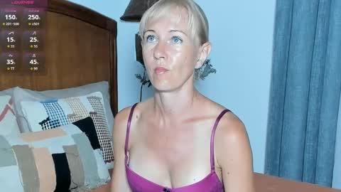 Snapshot of christine_35 chatting on September 30, 11:32 am Christine - online show from September 30, 11:32 am