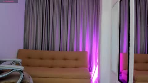 Snapshot of claire_aristizabal chatting on October 21, 10:02 pm claire aristizabal online show from October 21, 10:02 pm