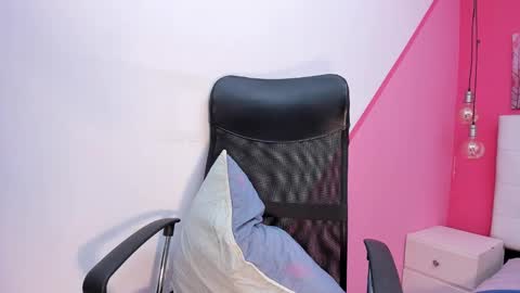 Snapshot of claire_aristizabal chatting on February 8, 11:01 am claire aristizabal online show from February 8, 11:01 am