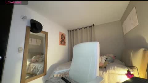 Snapshot of cloe_small08 chatting on September 25, 4:08 am cloe small online show from September 25, 4:08 am