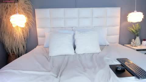 Cloe Harp  online show from October 18, 2:10 pm