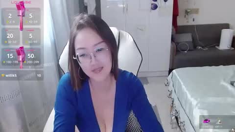 Snapshot of coco_coo chatting on September 17, 8:18 am coco online show from September 17, 8:18 am