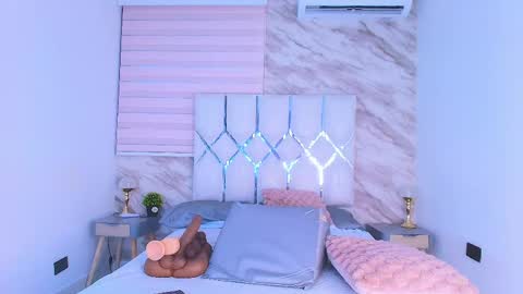 colett online show from April 22, 12:01 pm