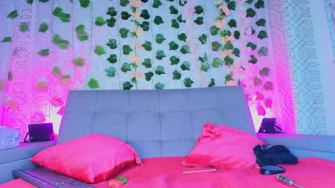 Snapshot of colett_hall chatting on September 24, 12:01 pm colett online show from September 24, 12:01 pm
