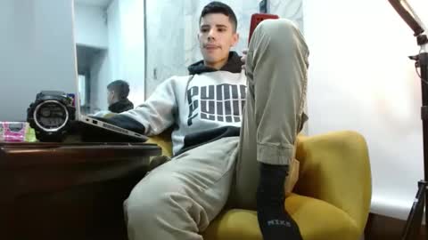 Snapshot of colombianproduction chatting on October 9, 2:17 am Jhon online show from October 9, 2:17 am