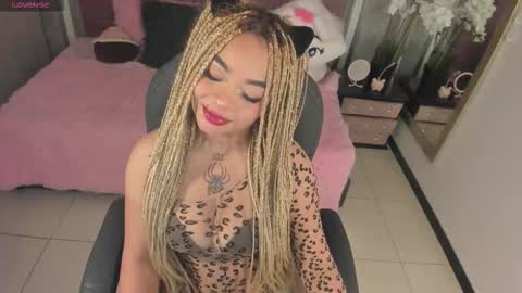 Snapshot of conny_curly chatting on October 12, 12:53 pm Conny online show from October 12, 12:53 pm