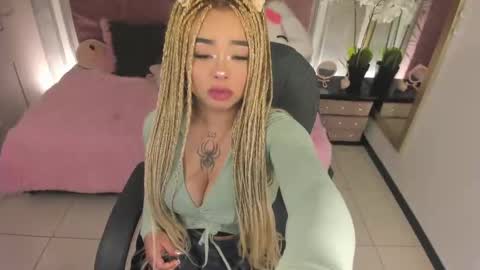 Snapshot of conny_curly chatting on September 25, 3:19 pm Conny online show from September 25, 3:19 pm