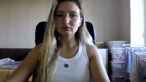Snapshot of cora_fora chatting on September 12, 8:05 am cora_fora online show from September 12, 8:05 am