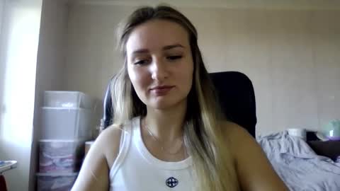 Snapshot of cora_fora chatting on September 22, 8:07 am cora_fora online show from September 22, 8:07 am